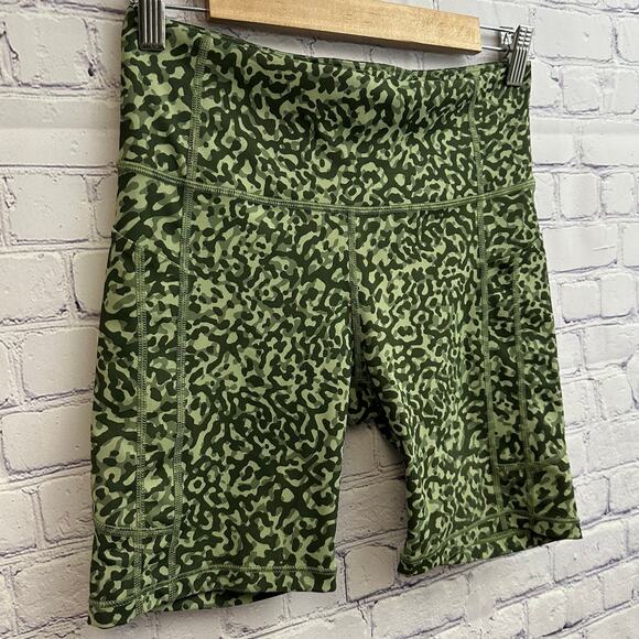 Athleta Ultimate Stash II 7" Biker Shorts Green Clouded Leopard Medium Athletic - Picture 2 of 7